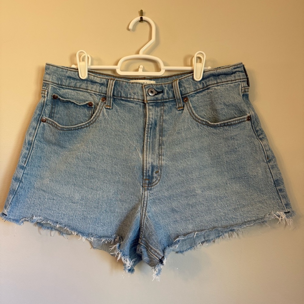 Abercrombie and Fitch denim, the mom short, high rise size 31 curve love